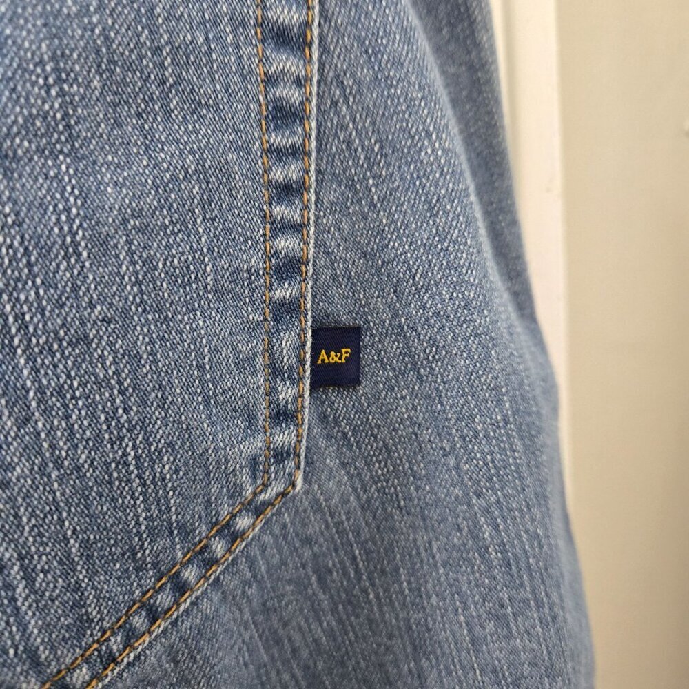Abercrombie & Fitch Denim capris Size 10 Mid-Rise Straight Leg Light Wash Y2K - Picture 6 of 7